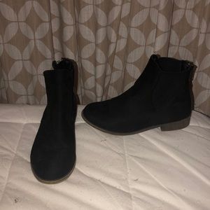 Black ankle boots, size 8w